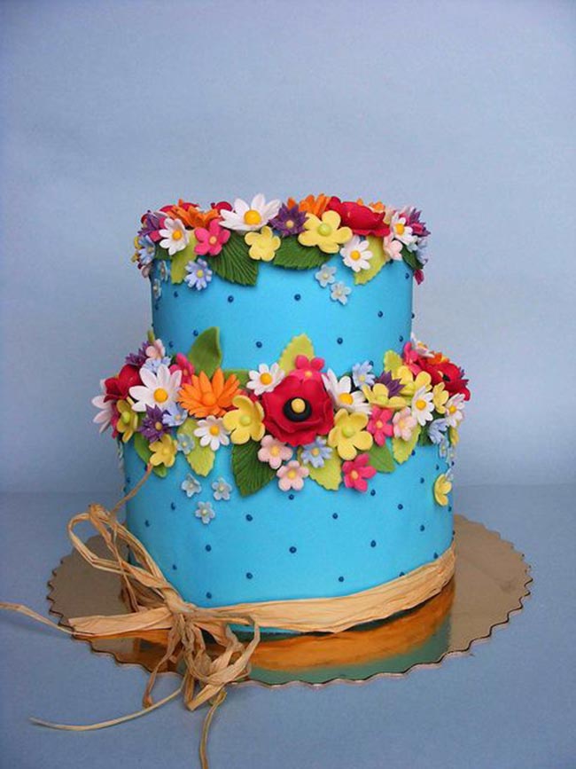 bolo com flores artificiais