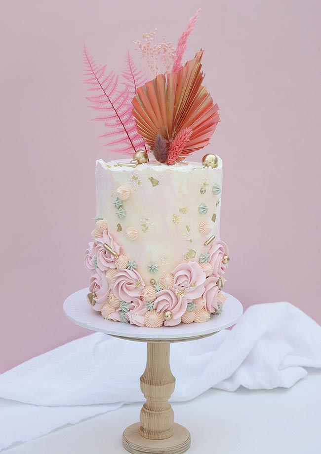 fotos de bolos decorados com flores secas