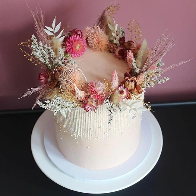 imagens de bolos decorados com flores secas